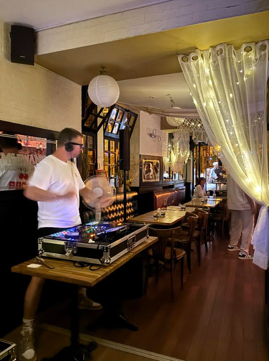 DJ aux platines pendant une soirée à O'Château