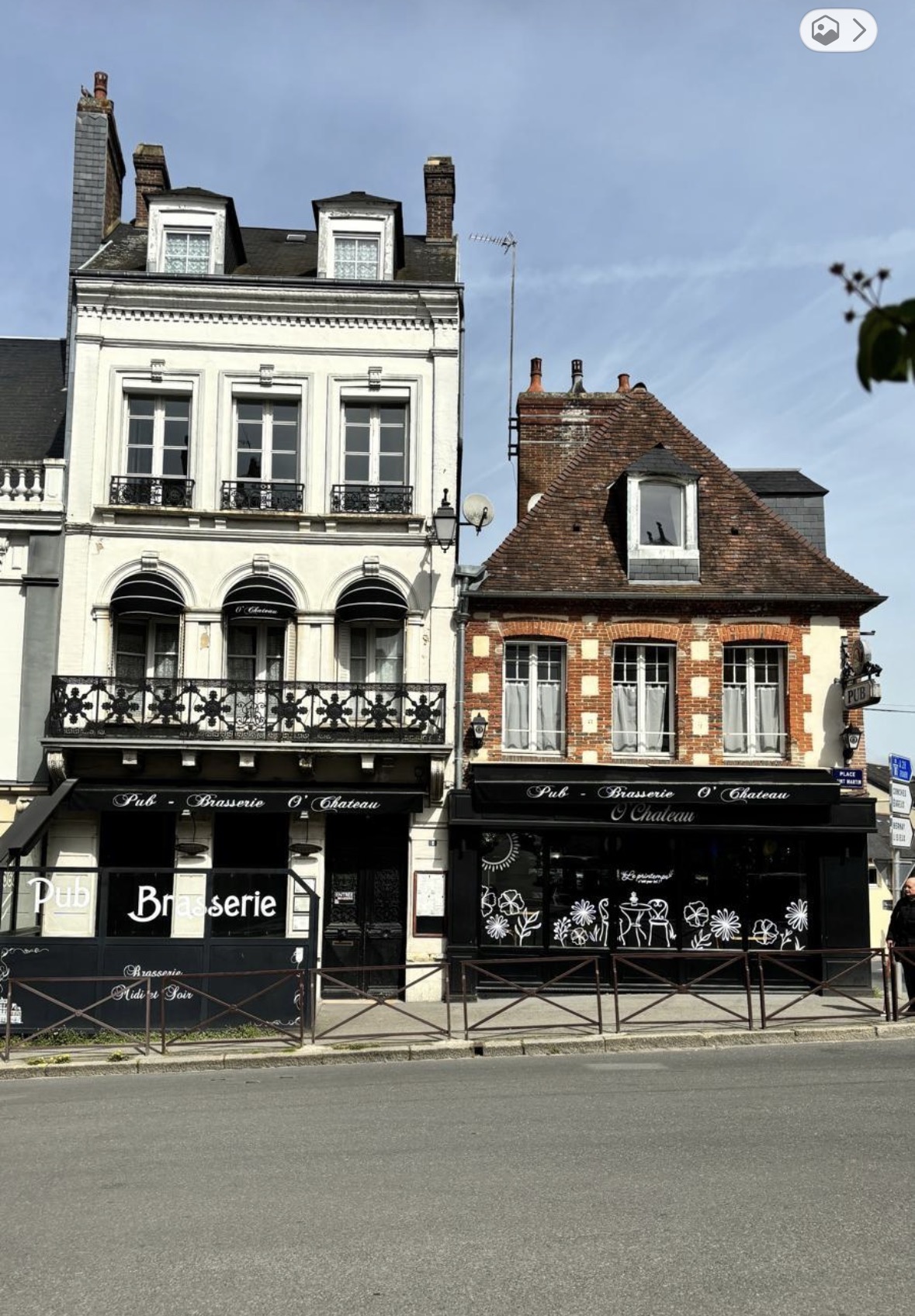 Façade du Pub Brasserie O'Château, place Saint-Martin à L'Aigle