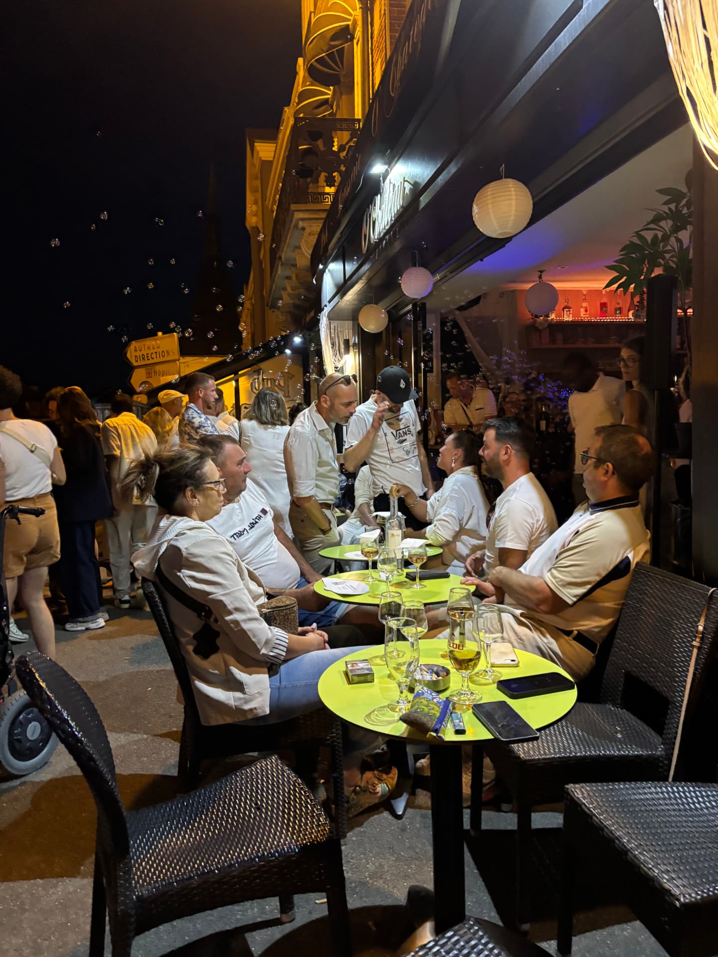 Terrasse d'O'Château animée un soir d'été à L'Aigle
